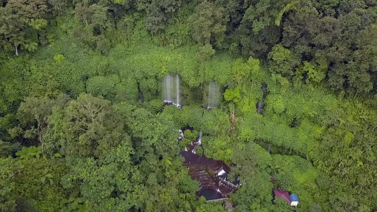 turismo en los mercados emergentes más pobres vista aérea perfecta panorama de vuelo resumen imágenes de drones cascada benang kelambu lombok indonesia 2017