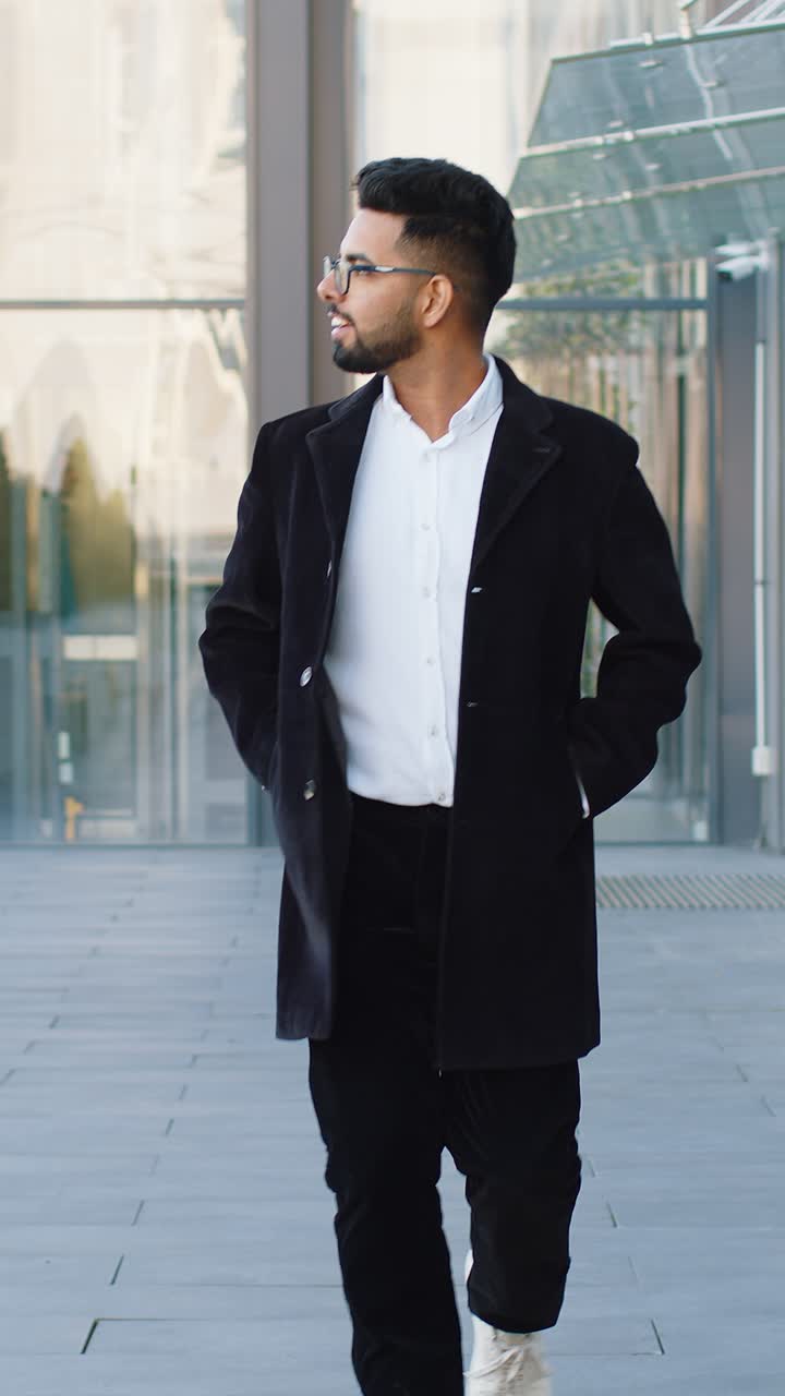 feliz hombre de negocios celebrando el éxito ganando el logro de la carrera buenas noticias de victoria en la calle de la ciudad