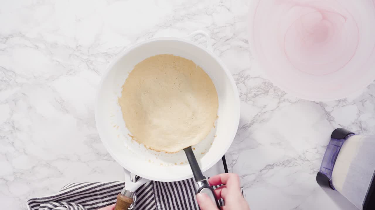 중간 열에 작은 프라이팬에서 크레프를 만드는 것.