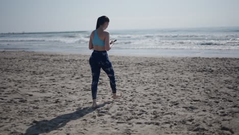 mujer caminando en la playa