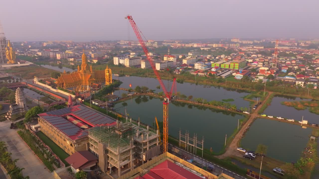 Cảnh quay drone về khu đô thị cao tầng rực rỡ trong ánh nắng ban mai