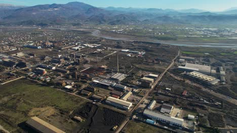 Fábrica-De-Acero-Con-Chimeneas-Y-Almacenes-En-Una-Gran-Zona-Industrial-En-Elbasan,-Albania