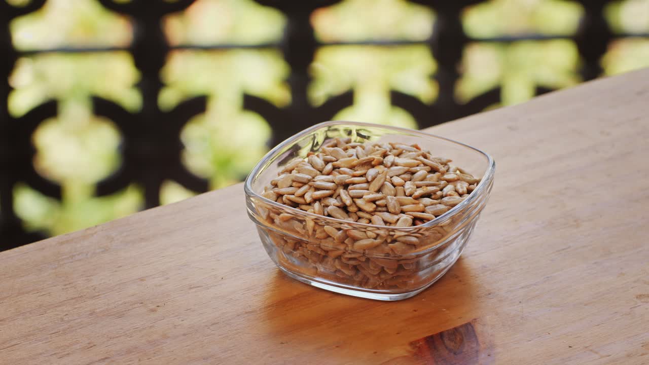 семена подсолнечника в стеклянной чаше