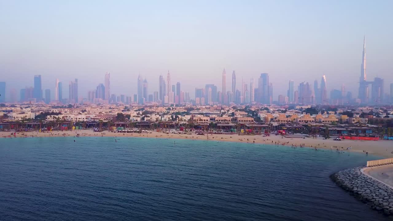 두바이 스카이라인과 해변 풍경
