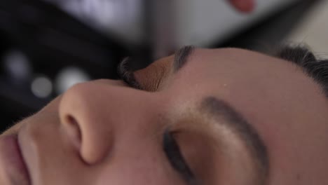 Maquillador-Masculino-Trabajando-Con-Modelo-Femenino