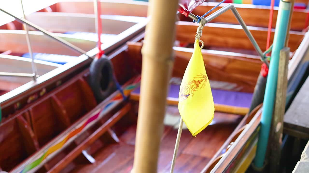 bandera amarilla en el barco en el mercado flotante