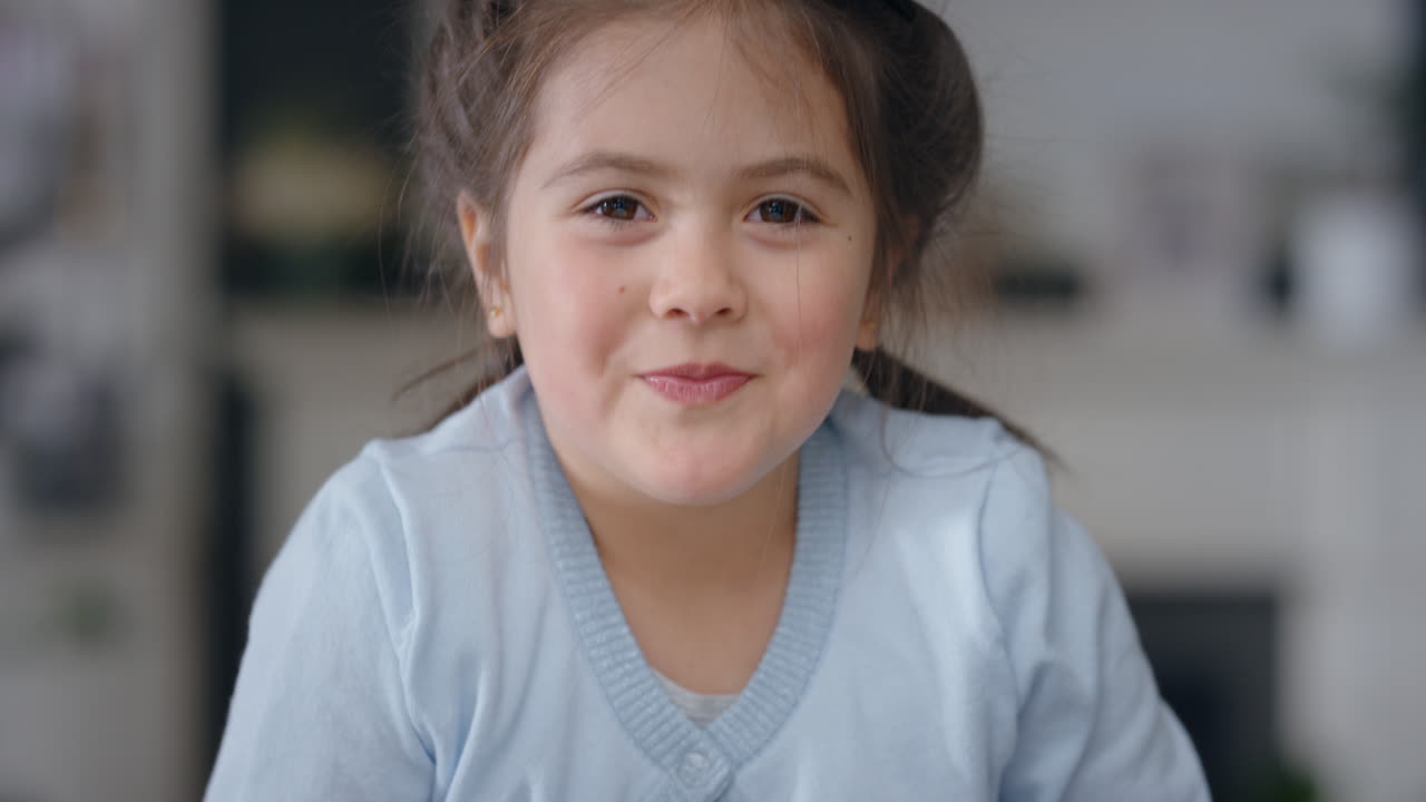 retrato de una niña divertida haciendo caras divirtiéndose un niño haciendo expresiones tontas disfrutando de una infancia juguetona 4k