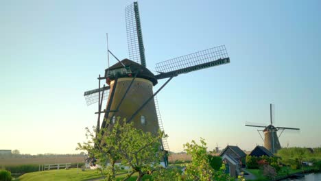 Dos-Molinos-De-Viento-Con-Aspas-Estacionarias-En-Un-Típico-Paisaje-Holandés-Kinderdijk