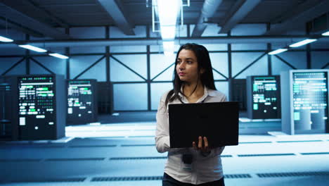 mujer asegurando el cumplimiento de las regulaciones para proteger el equipo del centro de datos