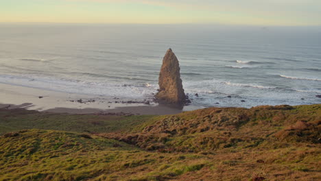 美國俄勒冈州海岸的布蘭科角州立公園 (cape blanco state park) 的針岩海堆