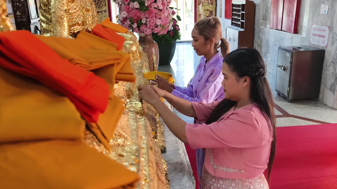 불교 사원 에서 기도 하고 제물 을 바치는 여자 들