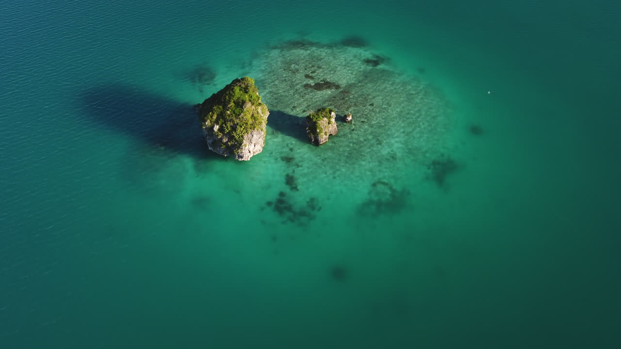 paso elevado sobre rocas famosas que parecen flotar en upi bay, isla de pinos