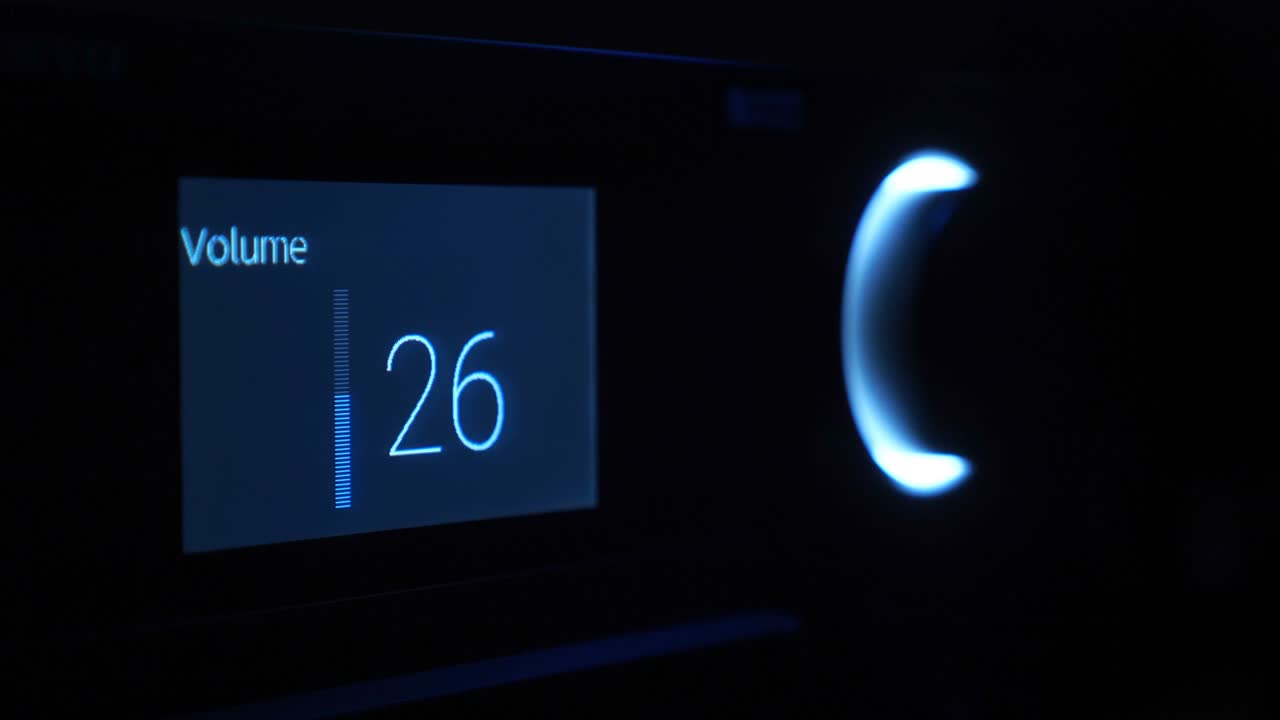 어 속에서 손은 볼 컨트롤을 돌리고, 파란 빛으로 조명됩니다.