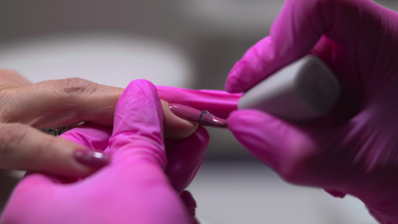 Aplicando esmalte durante uma manicure