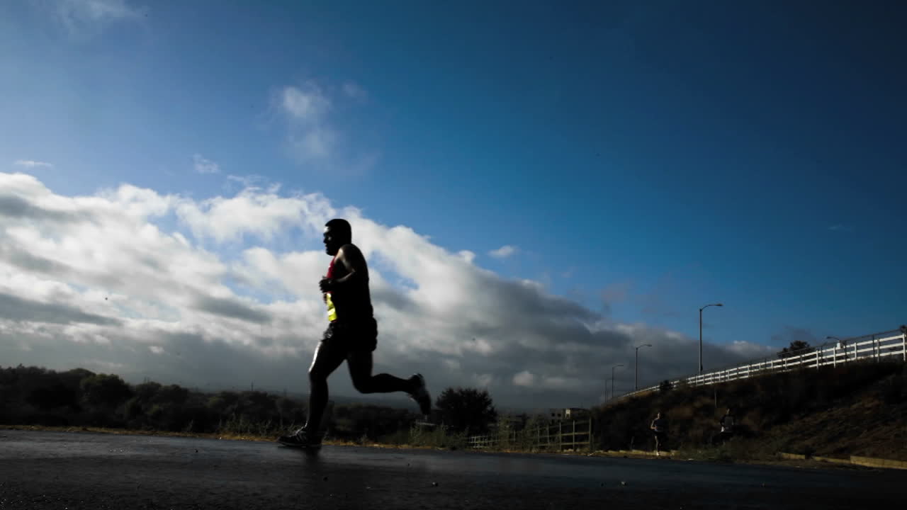 조깅 트레일 타임랩스를 따라 지나가는 주자들