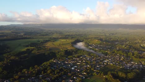 vista mística y brumosa de drones sobre la selva tropical de kauai, hawaii