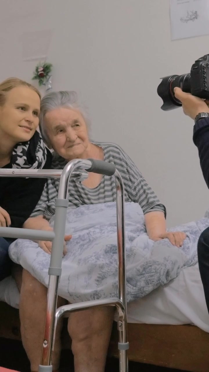 Visitare la nonna anziana e scattare foto con lei