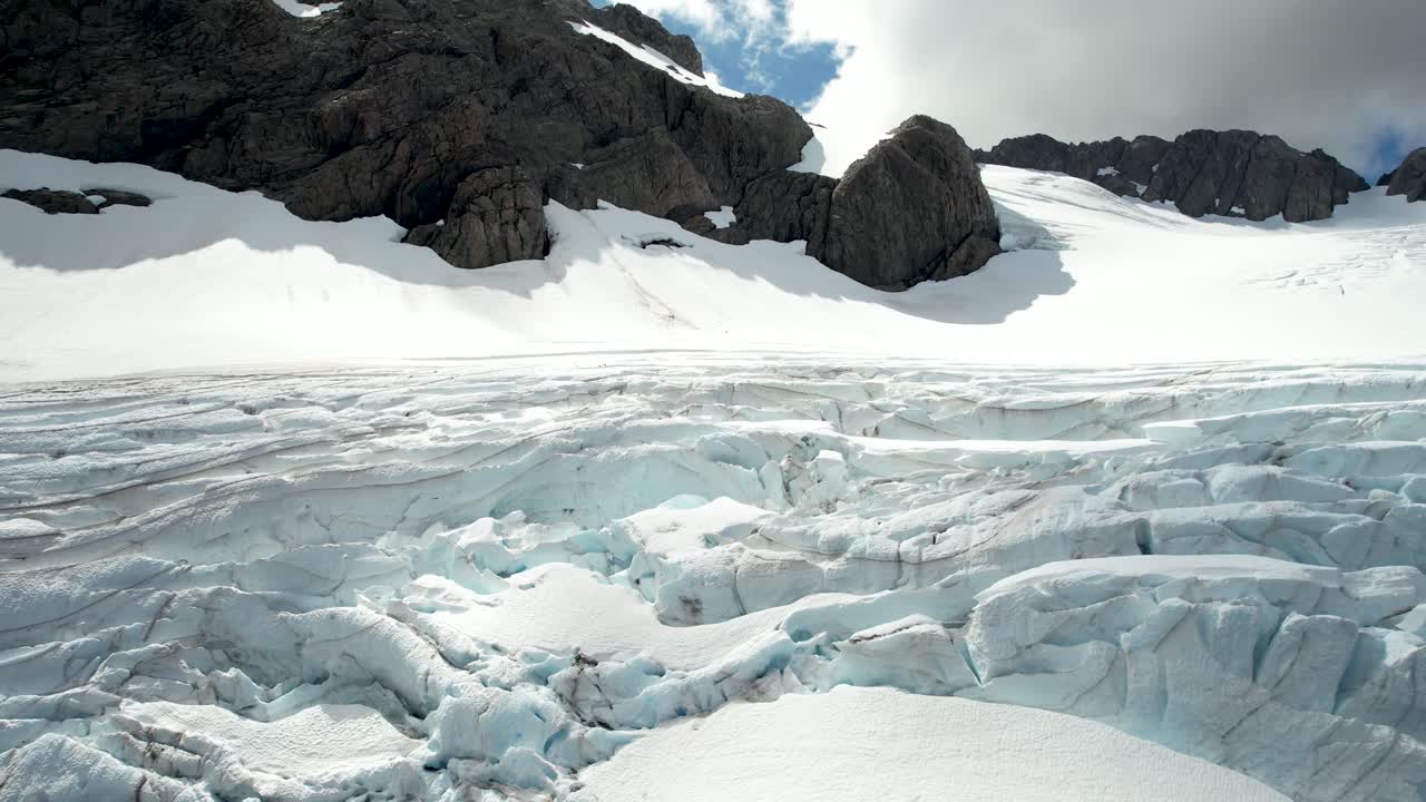 산의 빙하 에 있는 눈 과 얼음 의 층 들 의 세부 사항 - 새 들 의 눈 으로 볼 때
