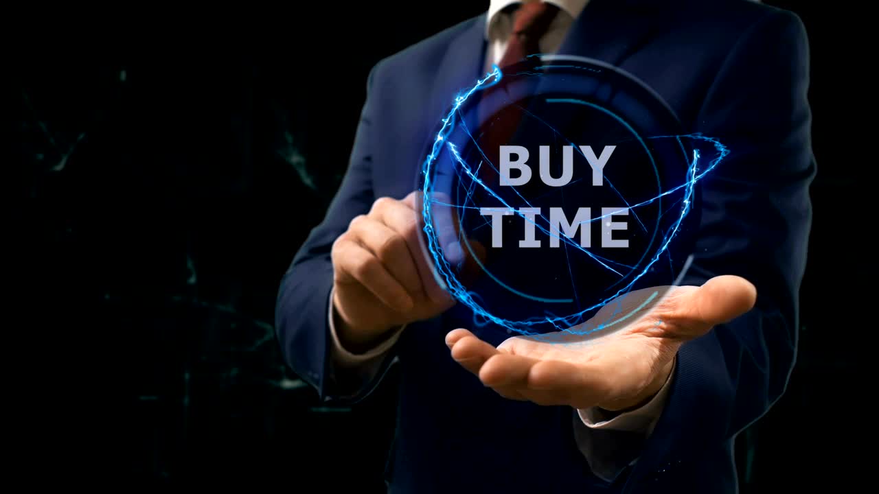 el hombre de negocios muestra un holograma conceptual para comprar tiempo en su mano.