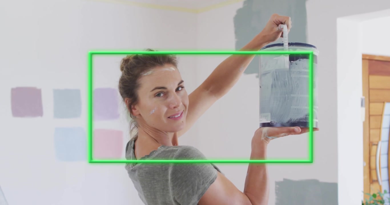 Animazione di una cornice verde su una donna caucasica che tiene della vernice.