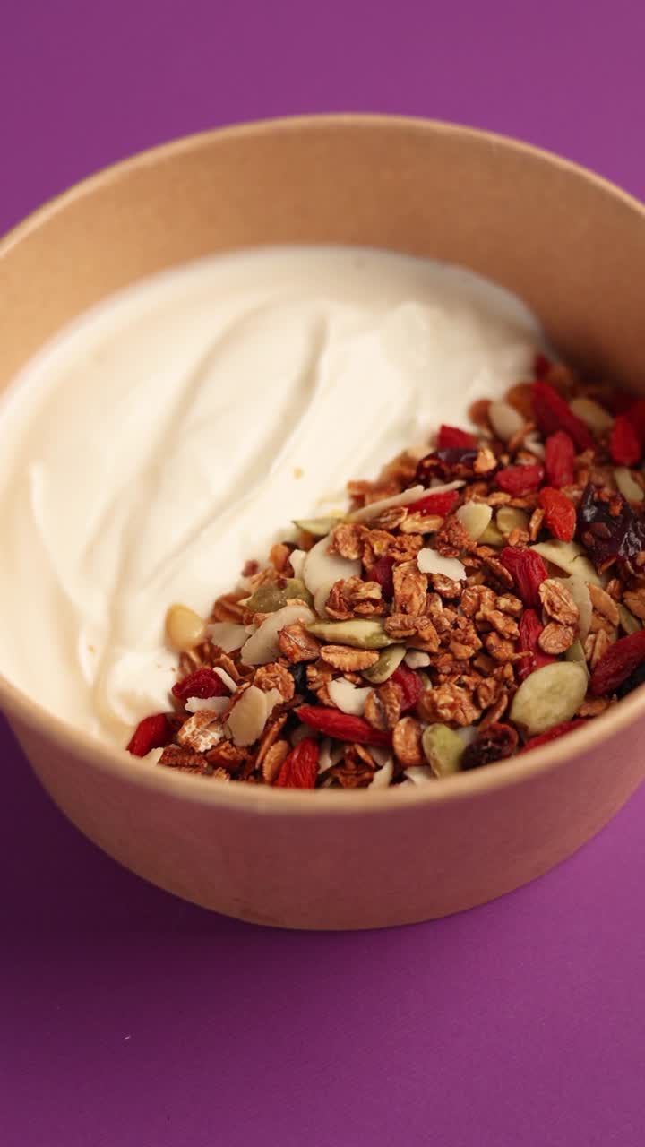 yoghurt parfait con granola y bayas