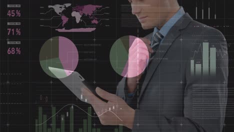 hombre usando tableta con datos 4k