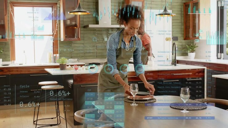 Donna che tocca un tablet mostrando grafici HUD per la tecnologia alimentare mentre sistema la tavola e un uomo cucina la cena.