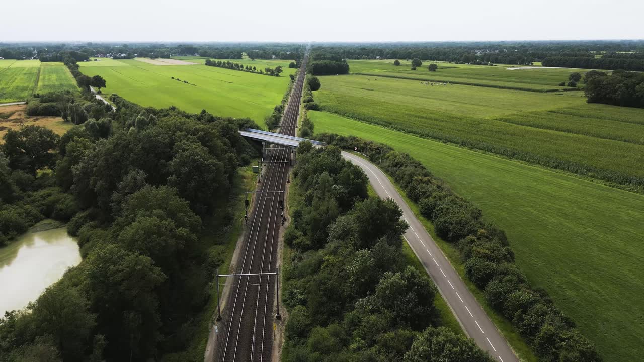 시골 을 지나가는 열차