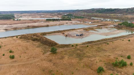 estanque de agua y cantera con equipo pesado, vista aérea de la órbita de drones