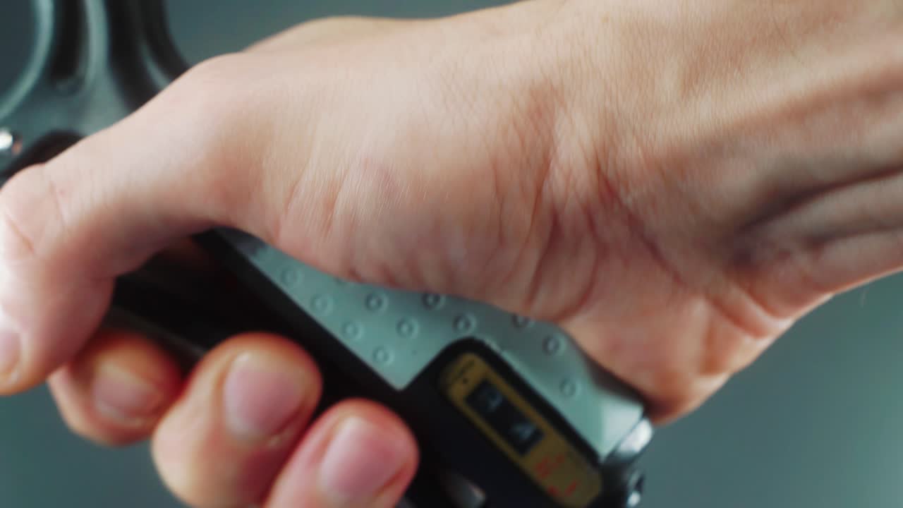 팔 클램프 트레이너, 4k 비디오, 피트니스 스포츠를 쥐고 있는 남자 손의 클로즈업 샷