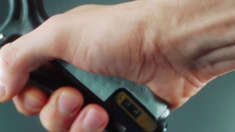 un primer plano de la mano de un hombre apretando un entrenador de abrazadera de brazo, video 4k, deporte de fitness