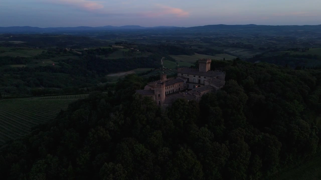 Panoramisk droneoptagelse, der kredser om Castello di Santa Maria Novella, i skumringen i Italien.