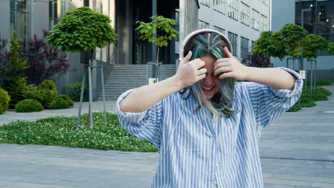 adolescente feliz con auriculares