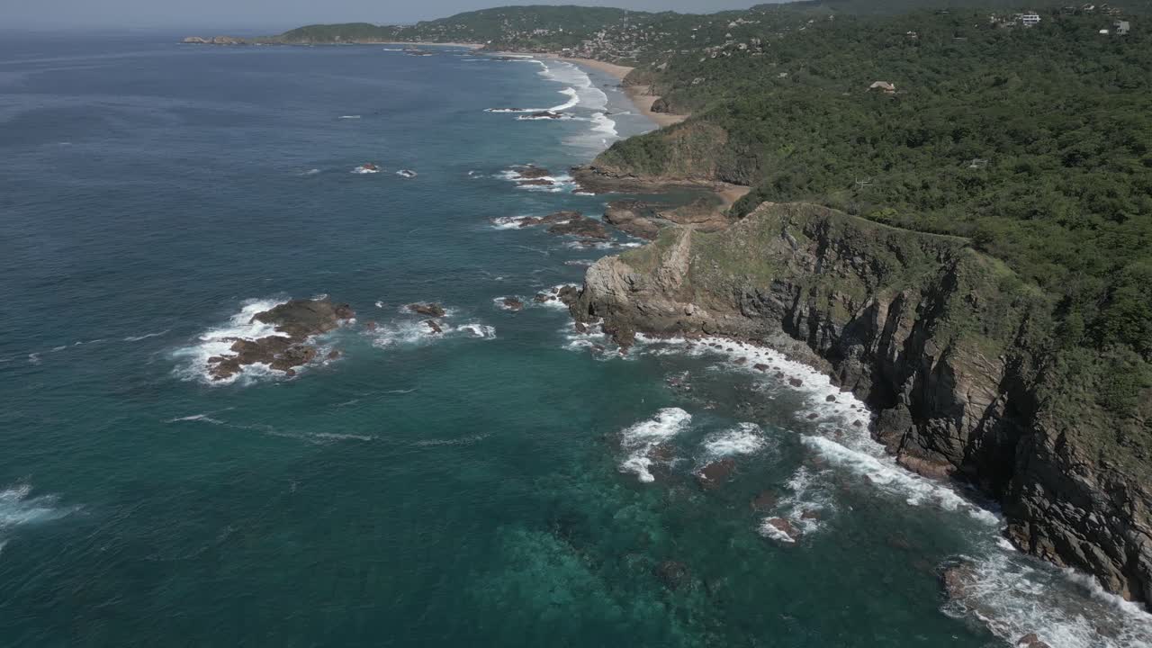 Vista aérea: Bela costa marítima acidentada em Mazunte, México