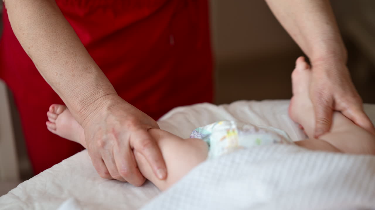 Assistente che esegue esercizi di mobilità con un bambino.