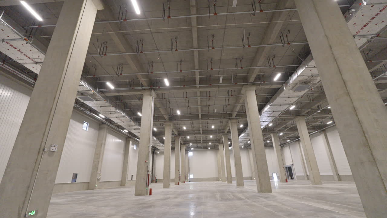 disparo en órbita dentro de un nuevo almacén de distribución vacío