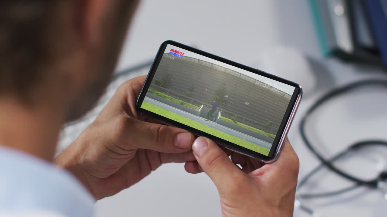 Composizione di un medico uomo che guarda una gara di lancio del giavellotto di atletica leggera su smartphone