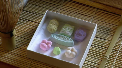 Se-Abre-Una-Caja-De-Dulces-Japoneses-De-Té-Rakugan