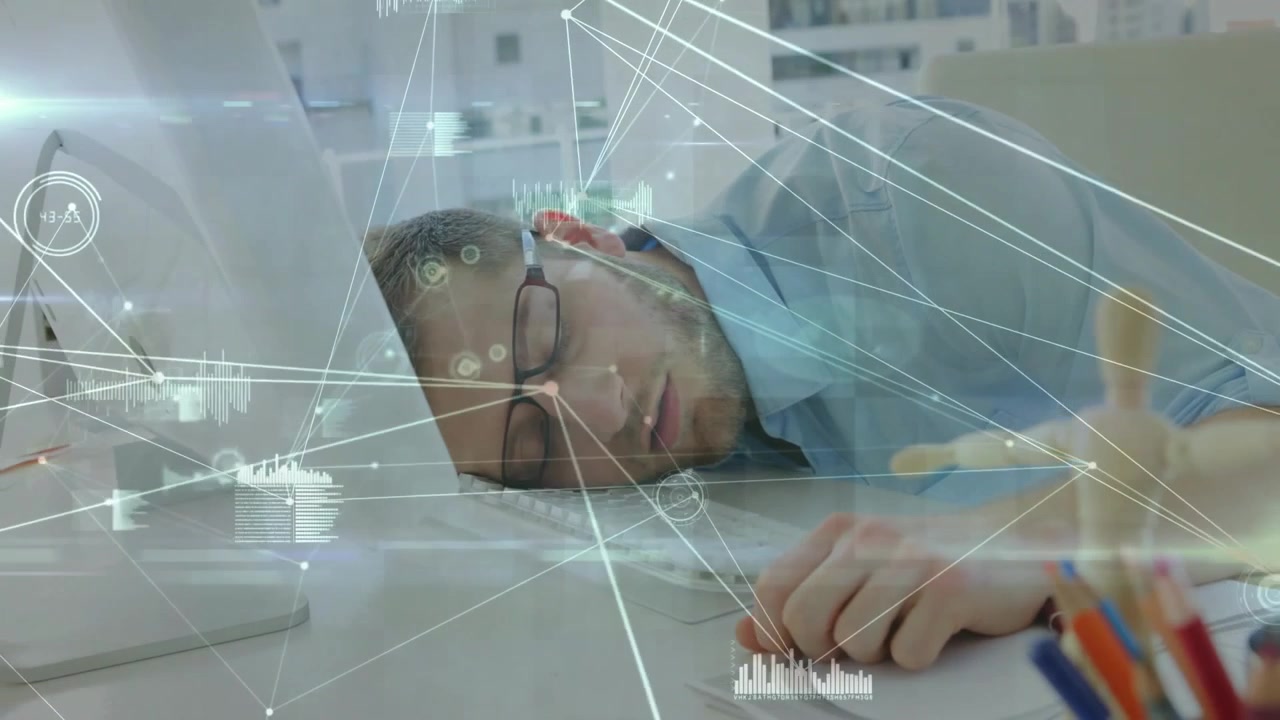 Visualizzazioni olografiche di rete dati tecnologica fluttuano intorno a un uomo che dorme alla scrivania mentre il tempo scorre.