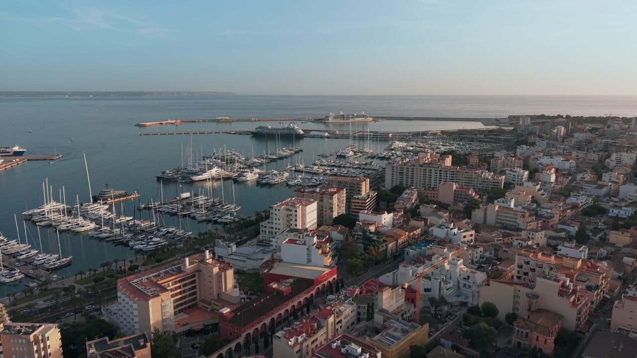 Vista Aerea di Marina e Città Costiera al Tramonto