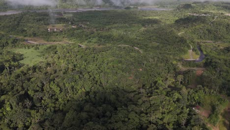 Revelando-Los-Encantadores-Paisajes-De-La-Selva-Tropical-De-Pomona-En-Ecuador-A-Través-De-Perspectivas-De-Drones.