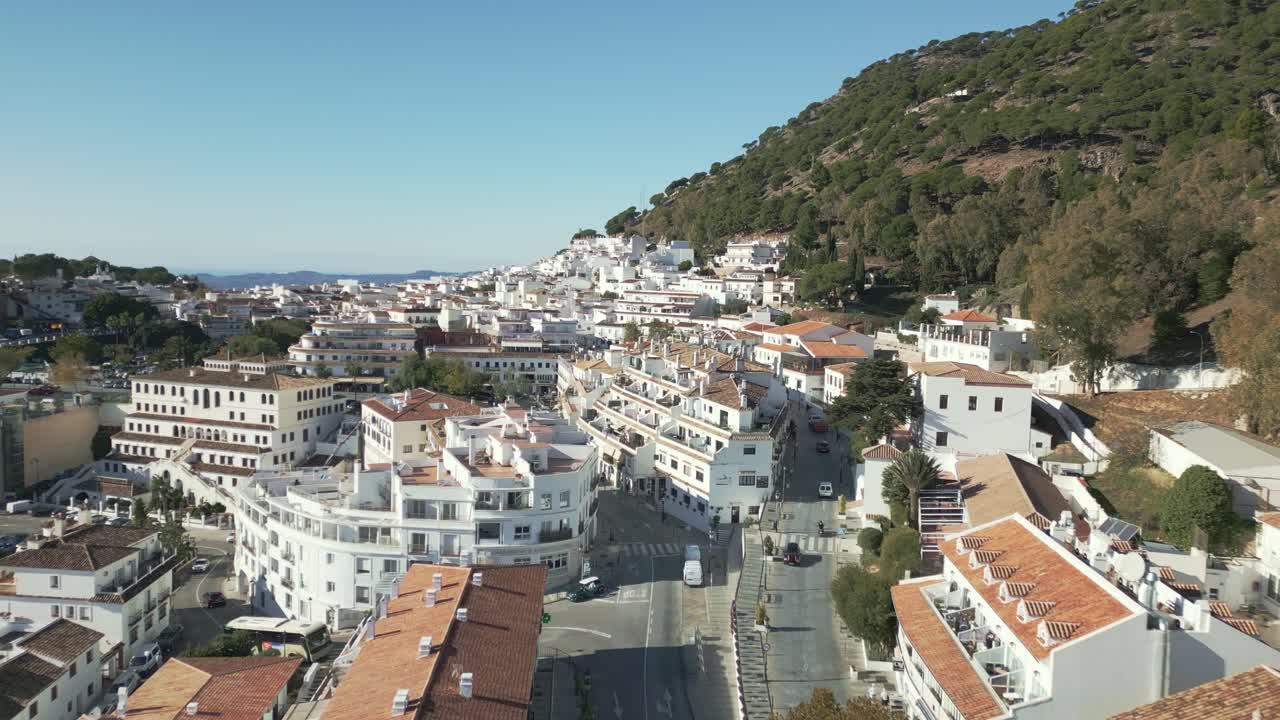 Sorvolo aereo della città collinare di Mijas Pueblo con architettura imbiancata a calce e fascino mediterraneo, Malaga, Spagna