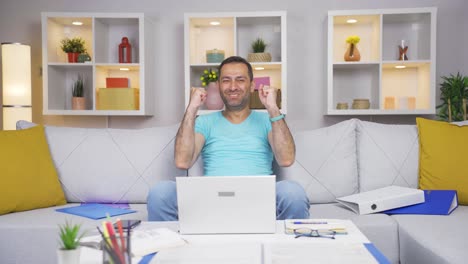 Home-Office-Arbeiter-Mann-Erlebt-Freude-Beim-Blick-In-Die-Kamera.