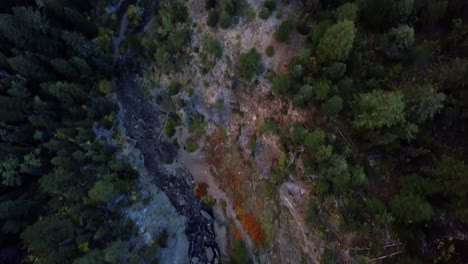 Vista-Aérea-De-Las-Aves-De-La-Cascada-Donut-Cae-Durante-Un-Hermoso-Día-De-Otoño-Con-Hojas-Cambiantes