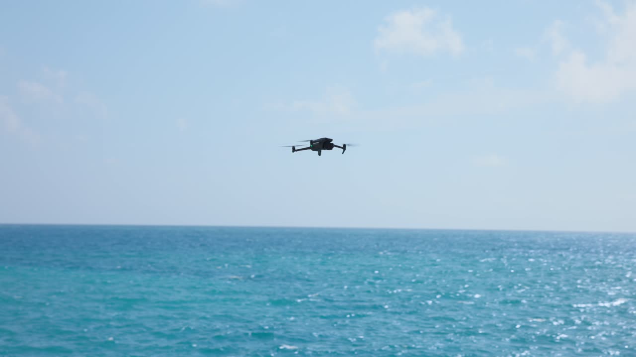 바다 위에서 비행하는 dji mavic 3 pro 현대  ⁇ 드 ⁇ 터 드론