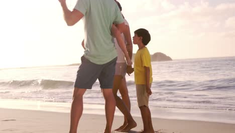 Familia-Feliz-En-La-Playa