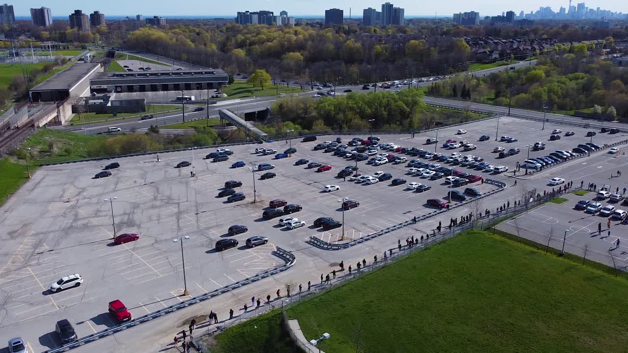 люди в очереди за вакциной ковид-19 в пункте массовой вакцинации населения во время пандемии