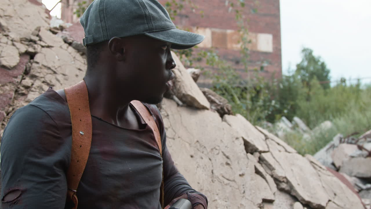 총을 들고 있는 남자