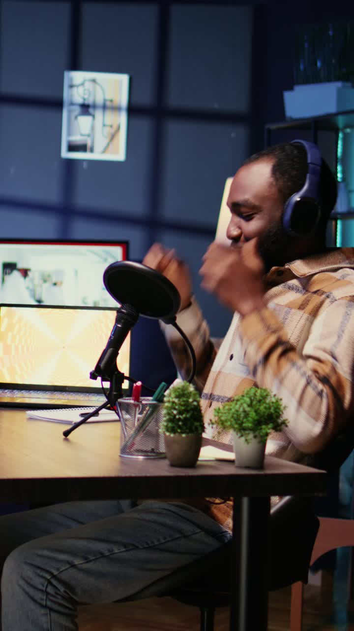 Video verticale: presentatore e ospite arrivano in studio per registrare un podcast con attrezzature professionali