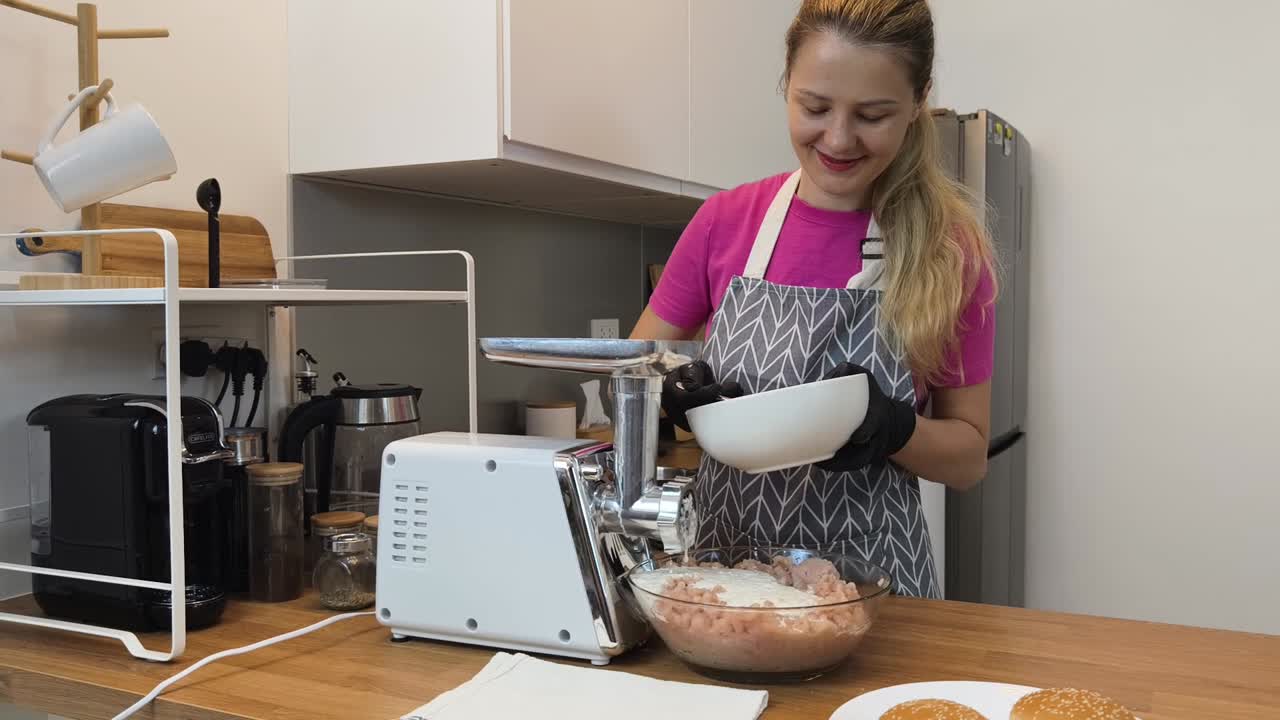 una mujer haciendo hamburguesas caseras.